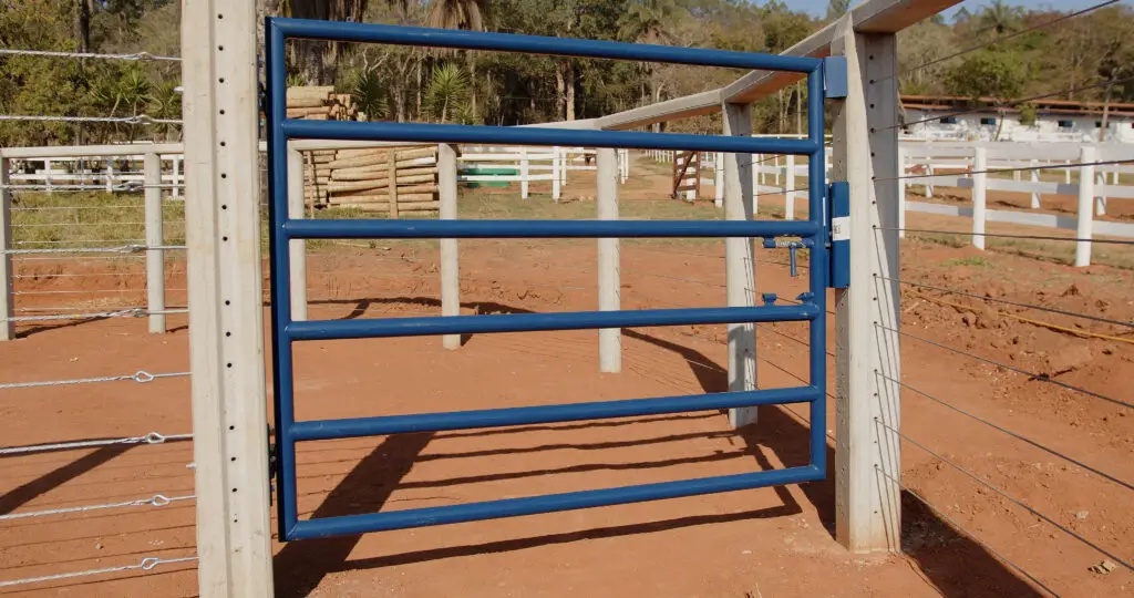 Porteira da Currais Itabira em aço corten com pintura eletrostática.