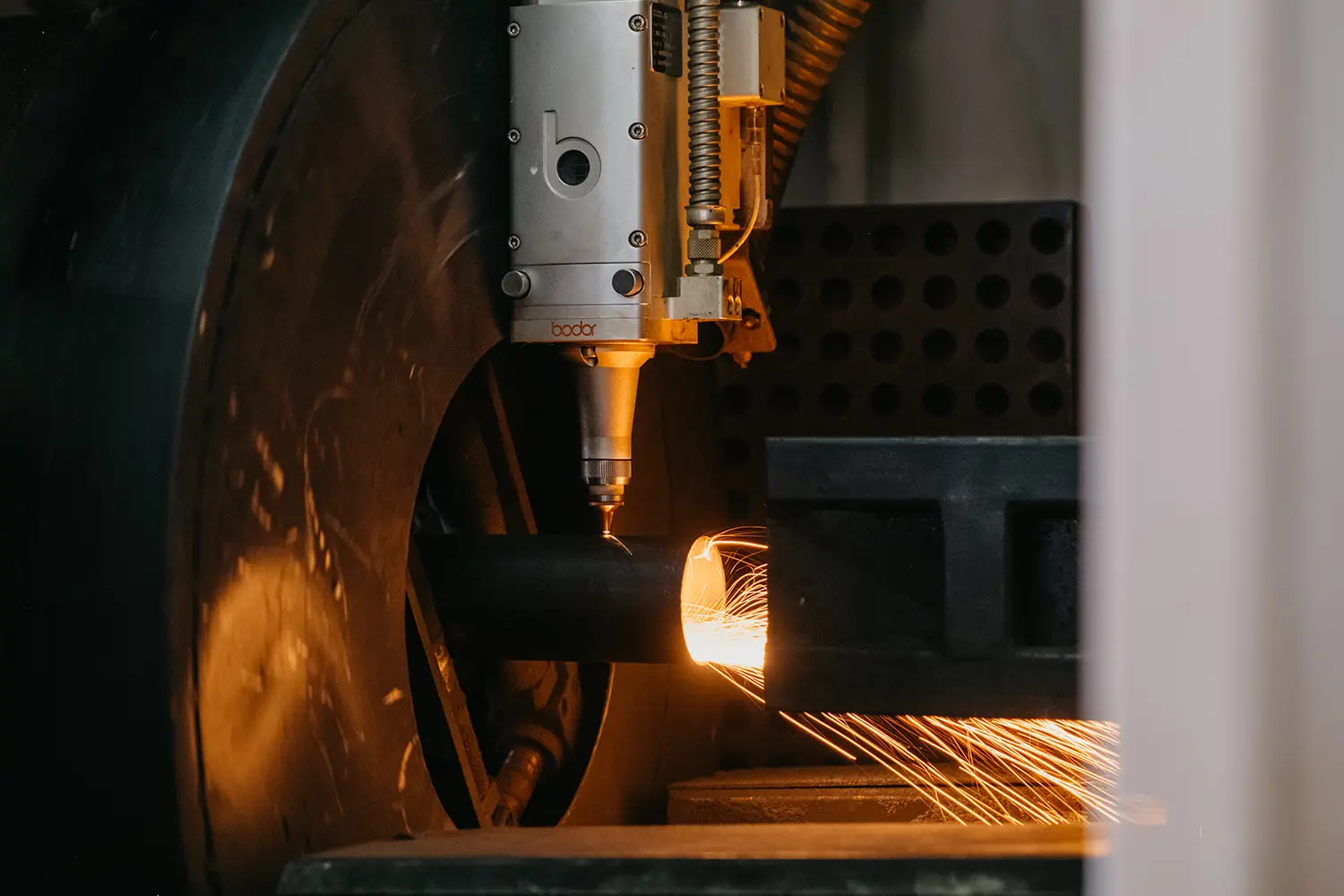 Processo de fabricação de porteiras em aço corten da Currais Itabira.
