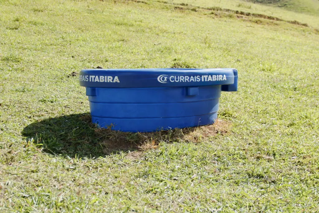 Bebedouro de polietileno com capacidade para 1.000 litros da Currais Itabira.