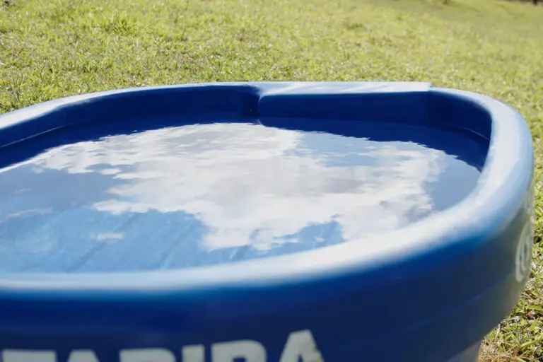 Bebedouro de polietileno com capacidade para 1.000 litros da Currais Itabira.