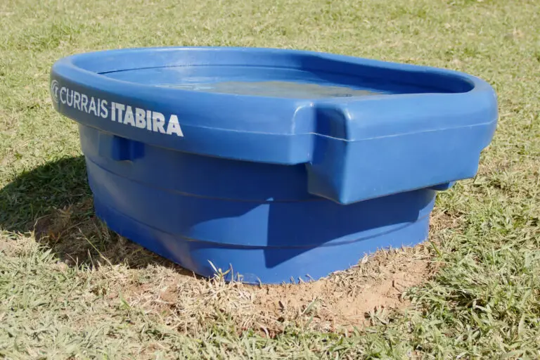 Bebedouro de polietileno com capacidade para 1.000 litros da Currais Itabira.