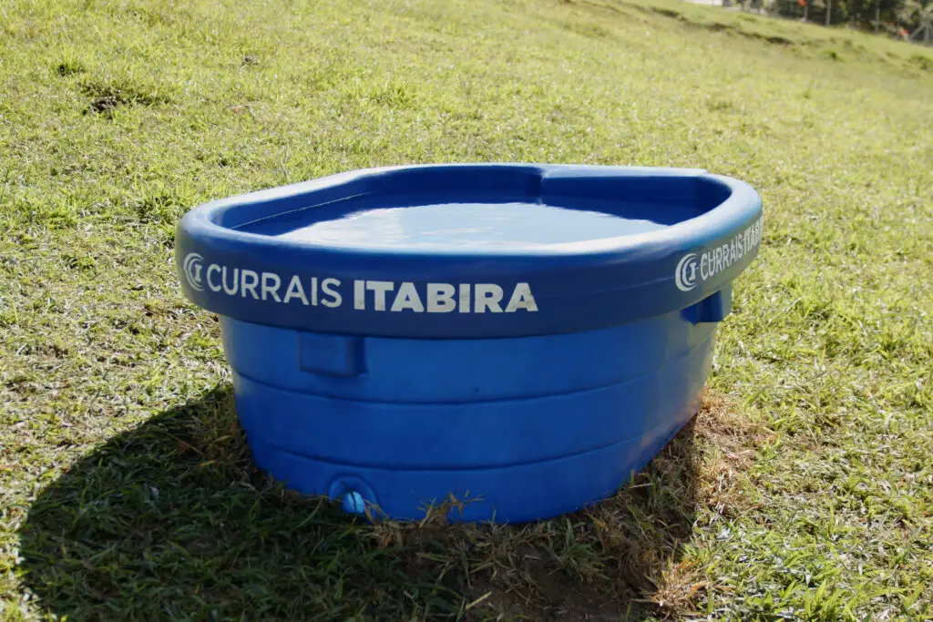 Bebedouro de polietileno com capacidade para 1.000 litros da Currais Itabira.