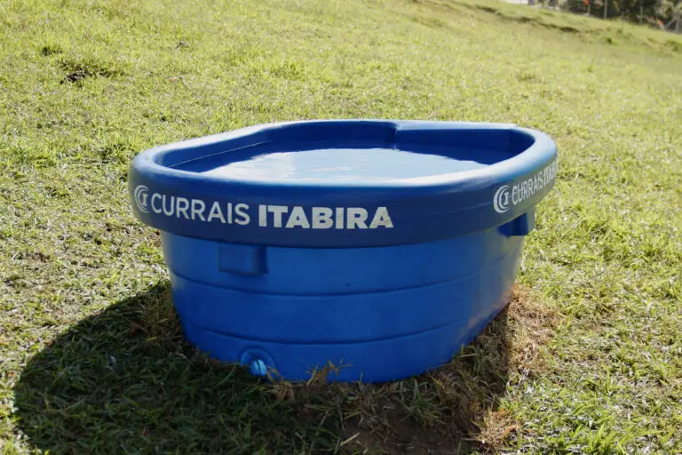 Bebedouro de polietileno com capacidade para 1.000 litros da Currais Itabira.