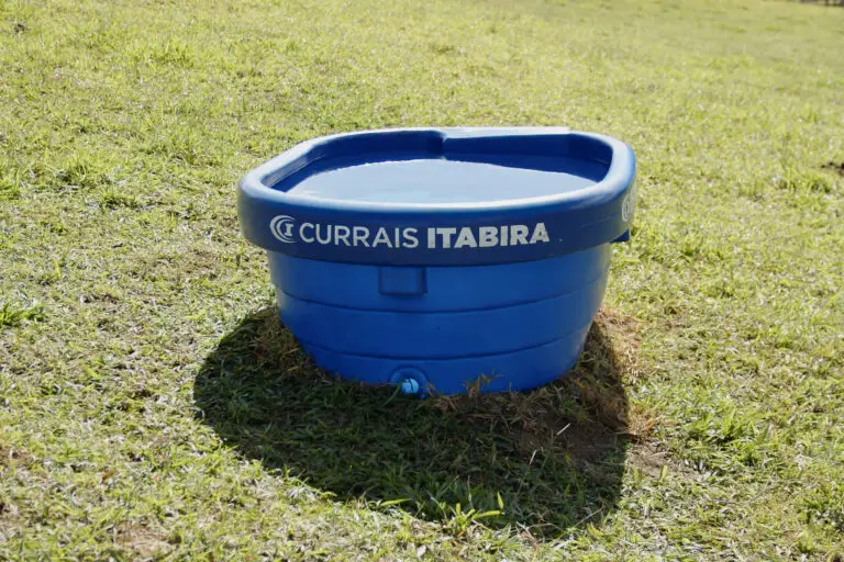 Bebedouro de polietileno com capacidade para 1.000 litros da Currais Itabira.