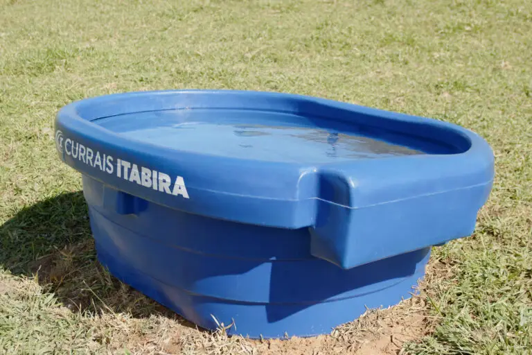 Bebedouro de polietileno com capacidade para 1.000 litros da Currais Itabira.