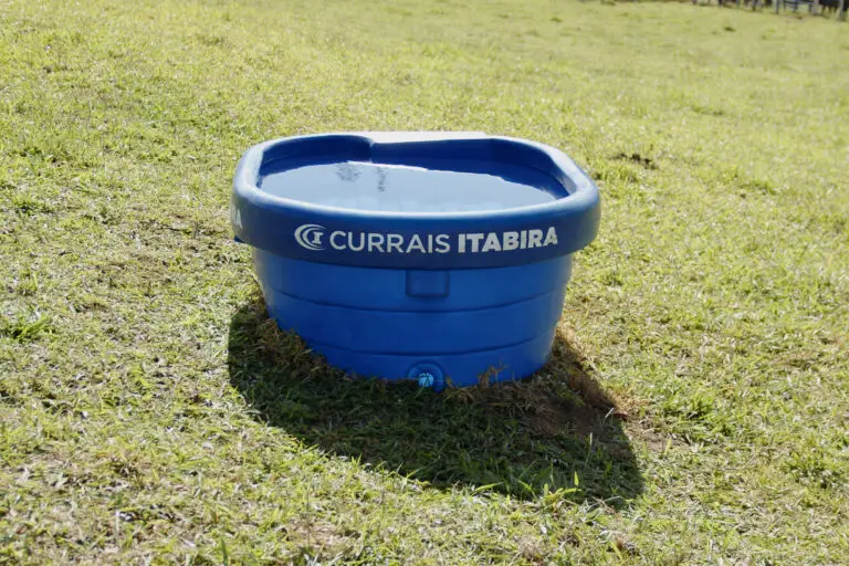 Bebedouro de polietileno com capacidade para 1.000 litros da Currais Itabira.