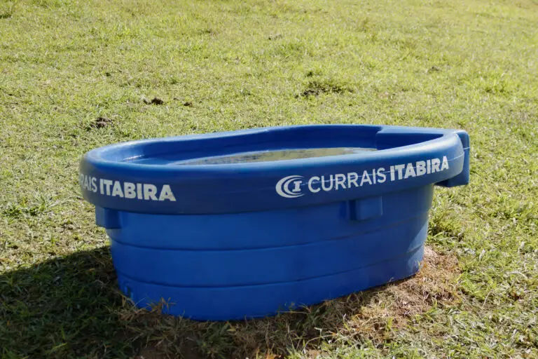 Bebedouro de polietileno com capacidade para 1.000 litros da Currais Itabira.