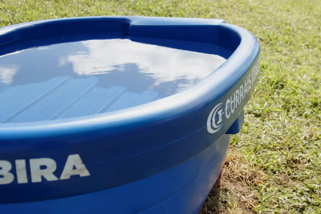 Bebedouro de polietileno com capacidade para 1.000 litros da Currais Itabira.