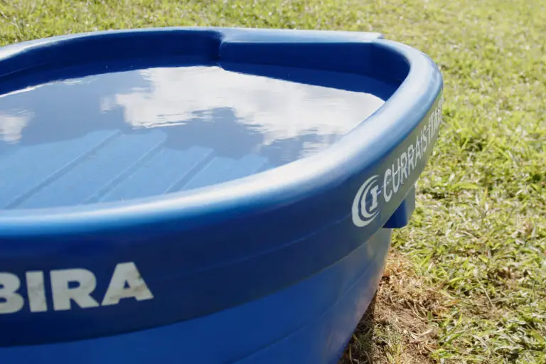 Bebedouro de polietileno com capacidade para 1.000 litros da Currais Itabira.