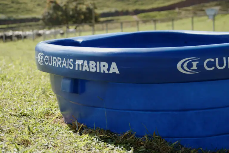 Bebedouro de polietileno com capacidade para 1.000 litros da Currais Itabira.