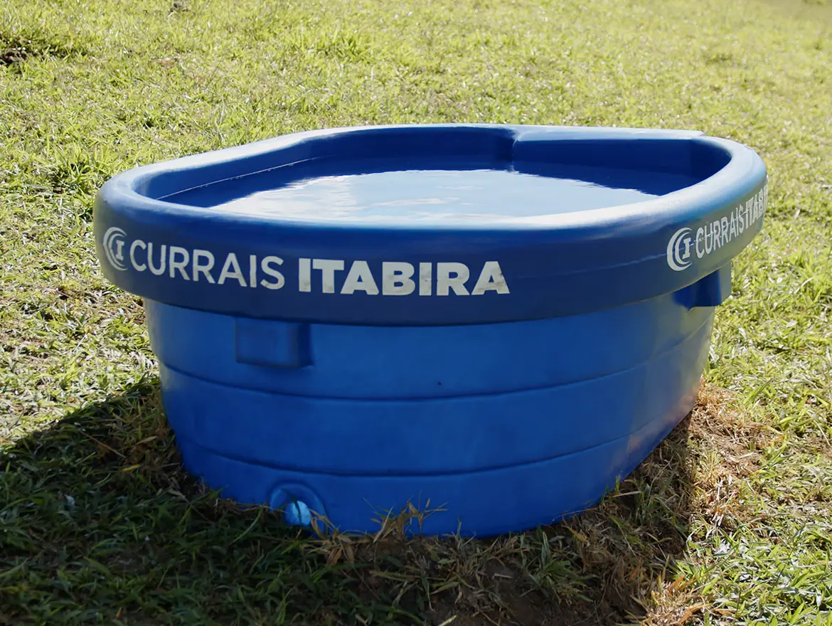 Bebedouro de 1.000 litros em polietileno da Currais Itabira.