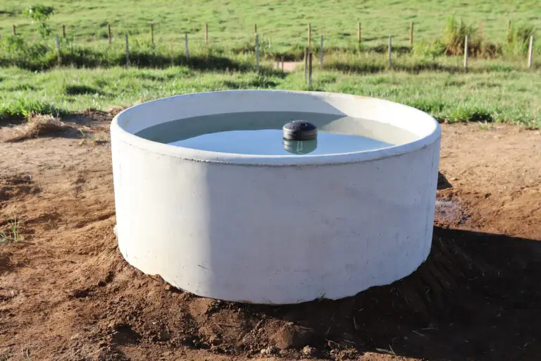 Bebedouro de concreto autoadensável com capacidade para 1.200 litros da Currais Itabira.