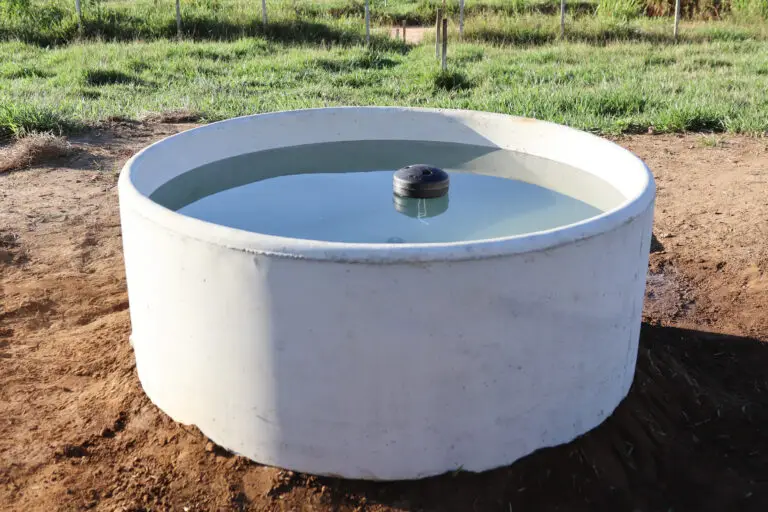 Bebedouro de concreto autoadensável com capacidade para 1.200 litros da Currais Itabira.
