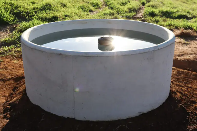 Bebedouro de concreto autoadensável com capacidade para 1.200 litros da Currais Itabira.