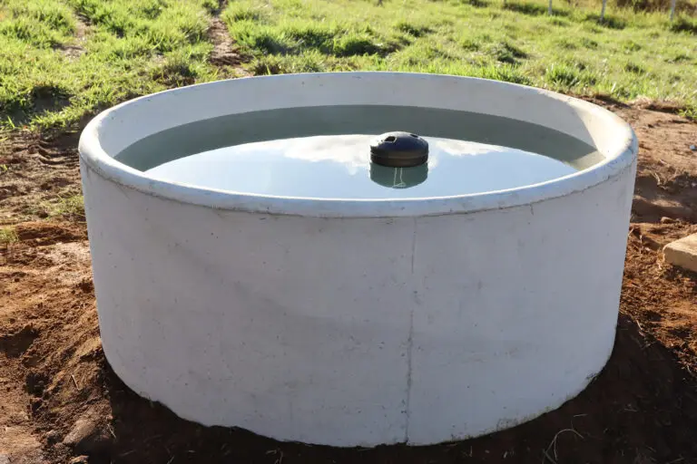 Bebedouro de concreto autoadensável com capacidade para 1.200 litros da Currais Itabira.