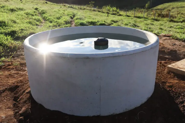 Bebedouro de concreto autoadensável com capacidade para 1.200 litros da Currais Itabira.