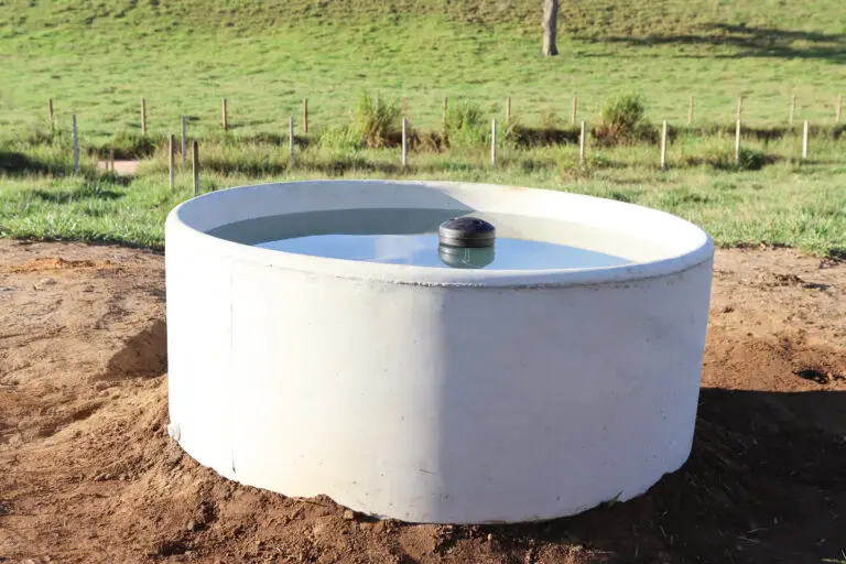 Bebedouro de concreto autoadensável com capacidade para 1.200 litros da Currais Itabira.