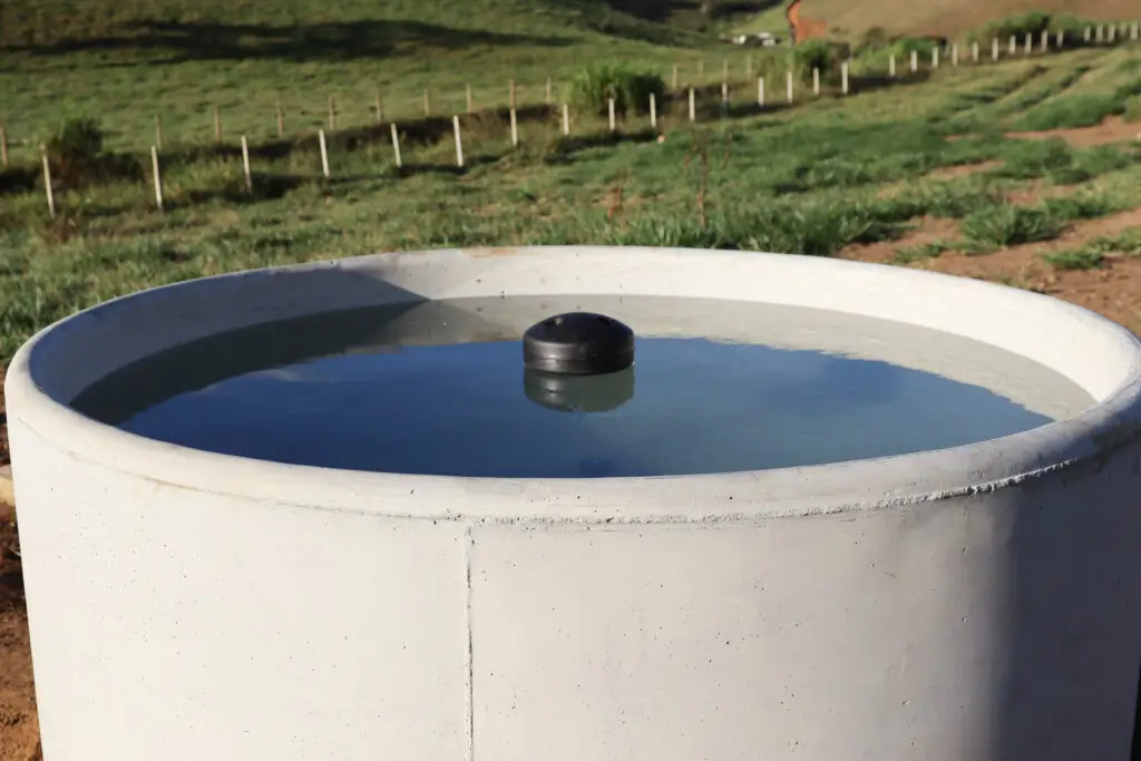 Bebedouro de concreto autoadensável com capacidade para 1.200 litros da Currais Itabira.