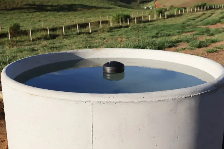 Bebedouro de concreto autoadensável com capacidade para 1.200 litros da Currais Itabira.