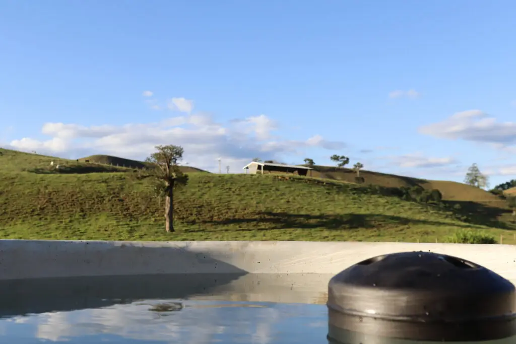 Bebedouro de concreto autoadensável com capacidade para 1.200 litros da Currais Itabira.