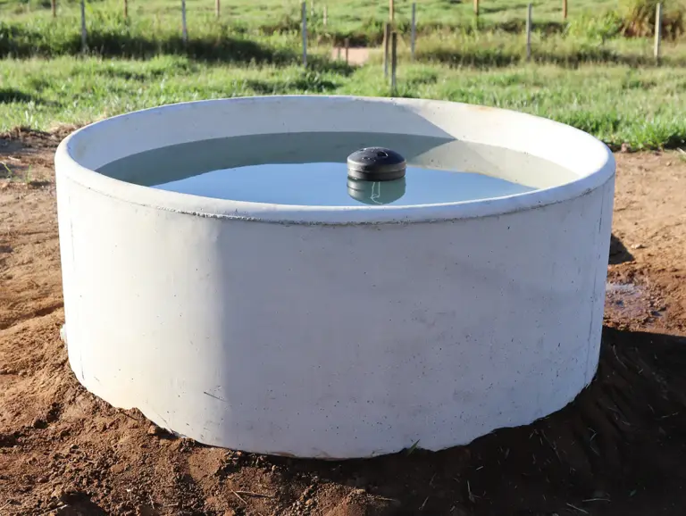 Bebedouro de concreto autoadensável de 1.200 litros da Currais Itabira.