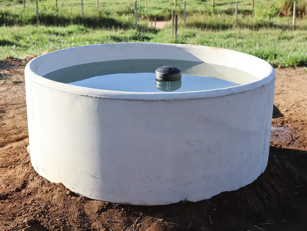 Bebedouro de concreto autoadensável de 1.200 litros da Currais Itabira.