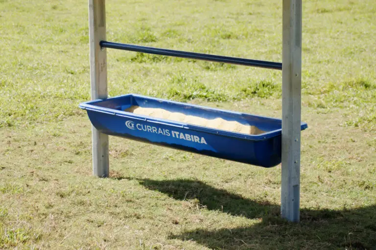 Cocho saleiro para sal em polietileno da Currais Itabira.