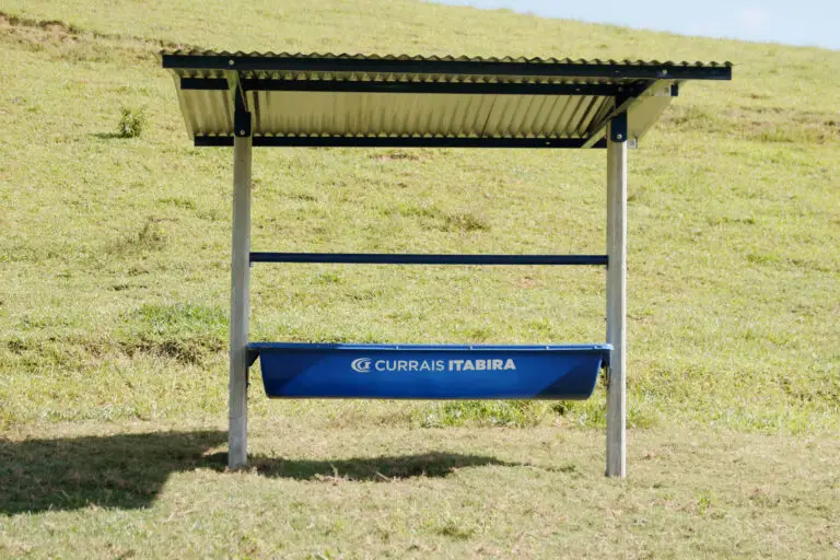 Cocho saleiro para sal em polietileno da Currais Itabira.