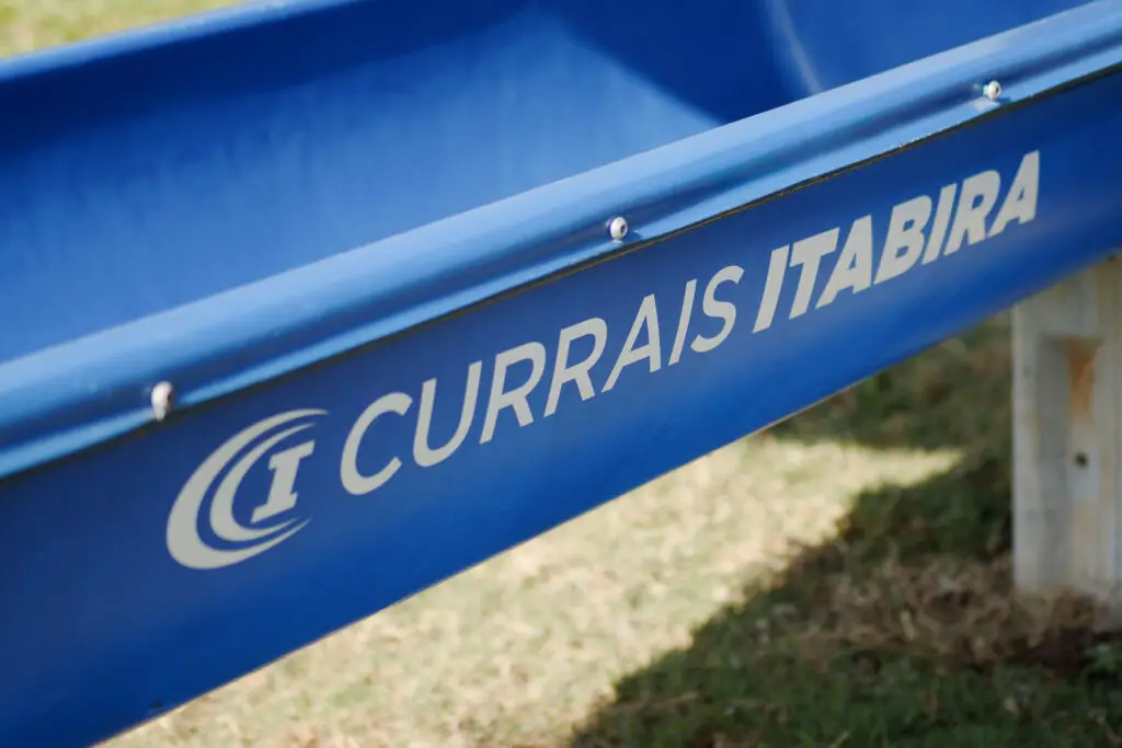 Cocho saleiro para sal em polietileno da Currais Itabira.