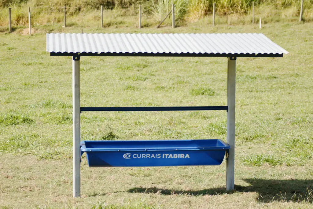Cocho saleiro para sal em polietileno da Currais Itabira.