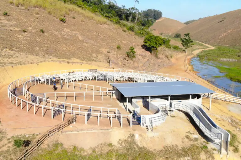 Curral Anti-Stress C100-3 em concreto pré-moldado protendido e autoadensável da Currais Itabira.