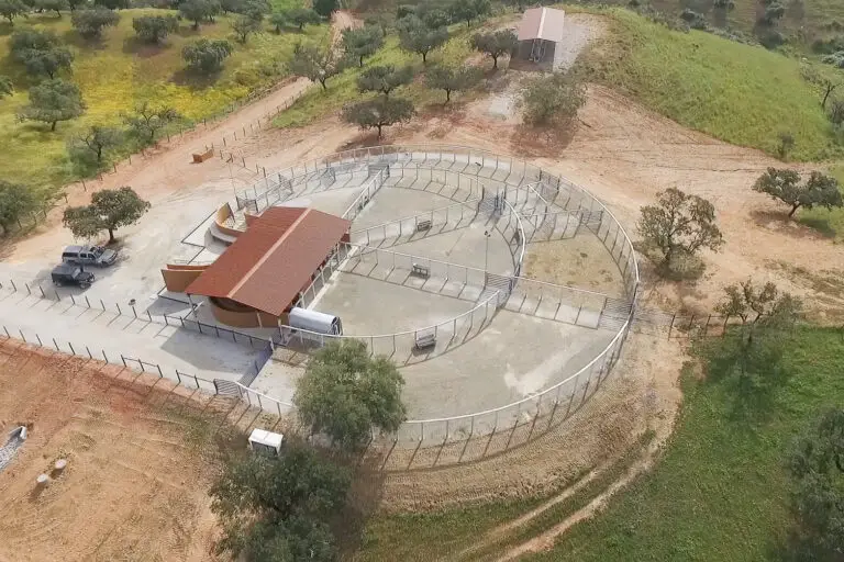 Curral Anti-Stress C101 em concreto pré-moldado protendido e autoadensável da Currais Itabira.