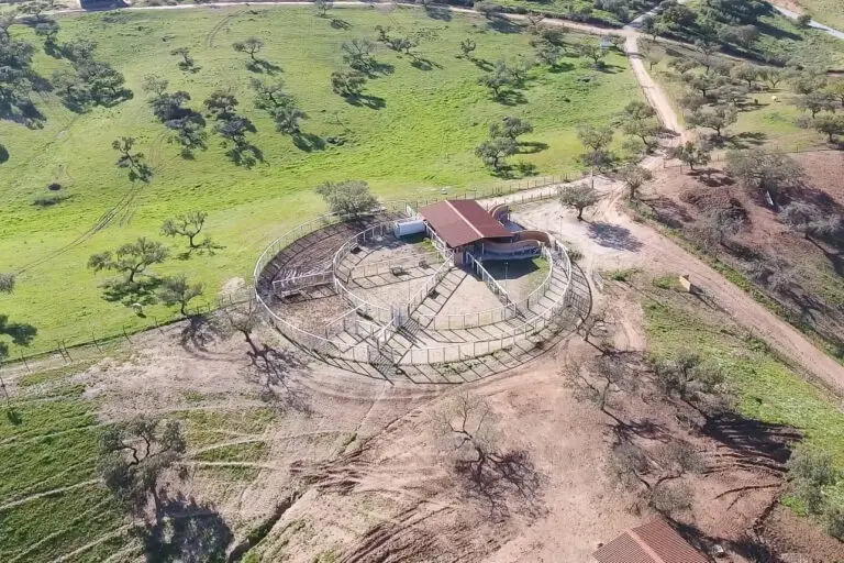 Curral Anti-Stress C101 em concreto pré-moldado protendido e autoadensável da Currais Itabira.