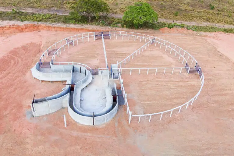 Curral Anti-Stress C37-C3 em concreto pré-moldado protendido e autoadensável da Currais Itabira.