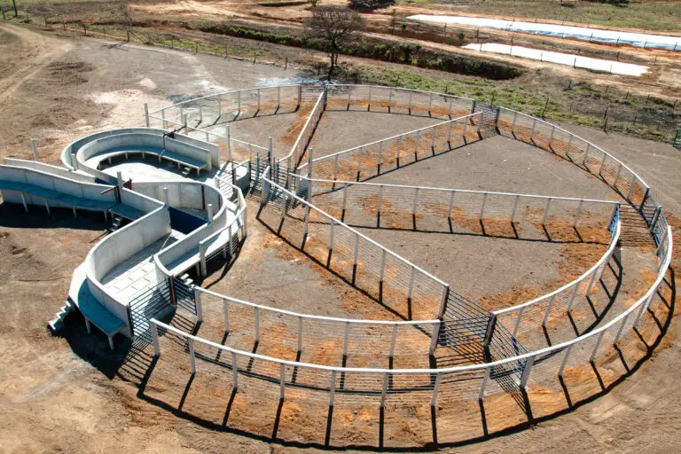 Curral Anti-Stress C37-C3 em concreto pré-moldado protendido e autoadensável da Currais Itabira.