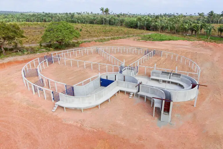 Curral Anti-Stress C37-C3 em concreto pré-moldado protendido e autoadensável da Currais Itabira.
