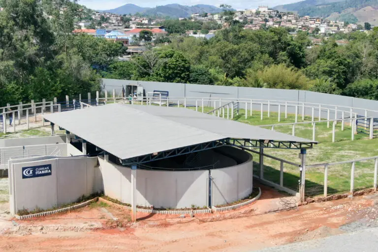 Curral Anti-Stress C37-C3 em concreto pré-moldado protendido e autoadensável da Currais Itabira.