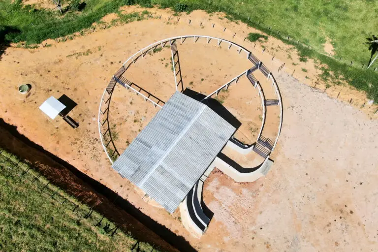 Curral Anti-Stress C48 em concreto pré-moldado protendido e autoadensável da Currais Itabira.
