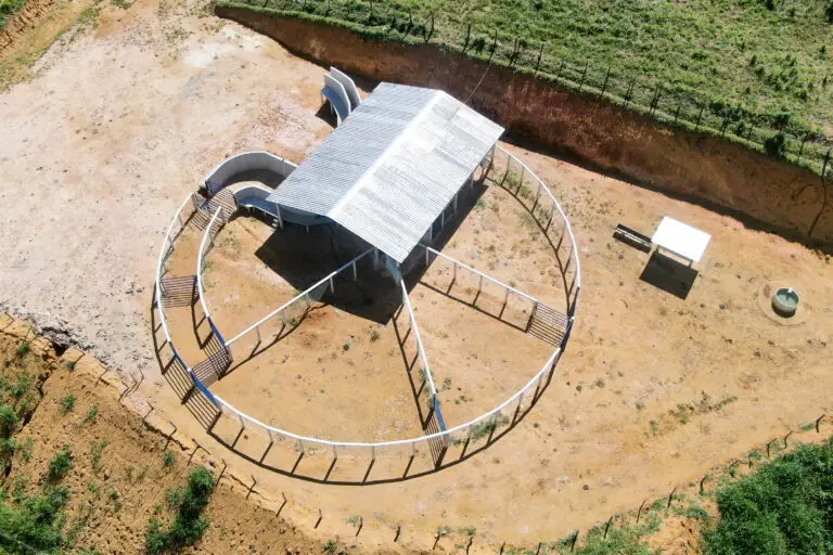 Curral Anti-Stress C48 em concreto pré-moldado protendido e autoadensável da Currais Itabira.