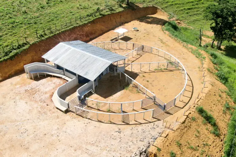 Curral Anti-Stress C48 em concreto pré-moldado protendido e autoadensável da Currais Itabira.