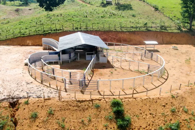 Curral Anti-Stress C48 em concreto pré-moldado protendido e autoadensável da Currais Itabira.