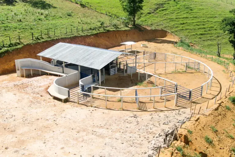 Curral Anti-Stress C48 em concreto pré-moldado protendido e autoadensável da Currais Itabira.