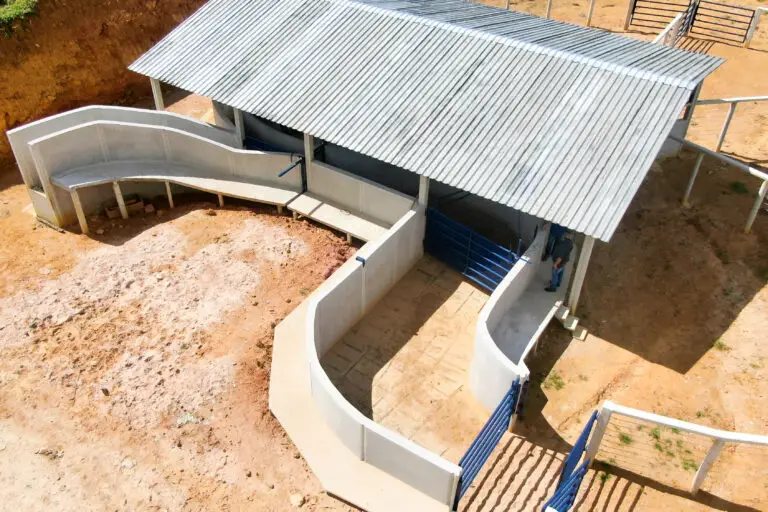 Curral Anti-Stress C48 em concreto pré-moldado protendido e autoadensável da Currais Itabira.