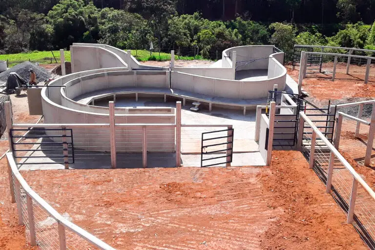 Curral Anti-Stress C48 em concreto pré-moldado protendido e autoadensável da Currais Itabira.