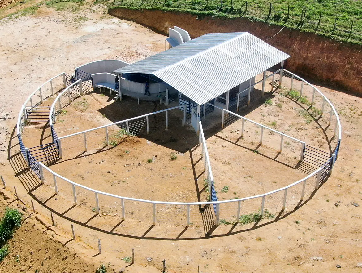 Curral Anti-Stress C48 em concreto pré-moldado protendido e autoadensável da Currais Itabira.