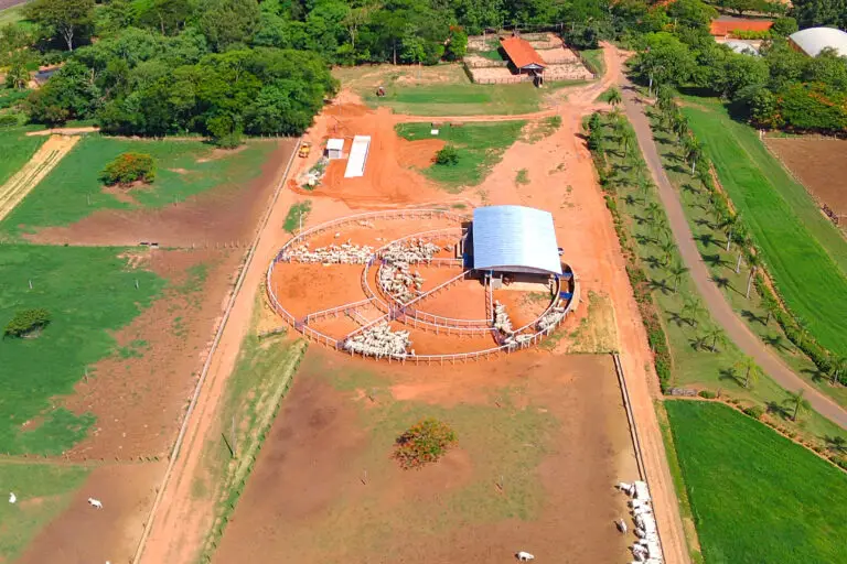 Curral Anti-Stress C98 em concreto pré-moldado protendido e autoadensável da Currais Itabira.