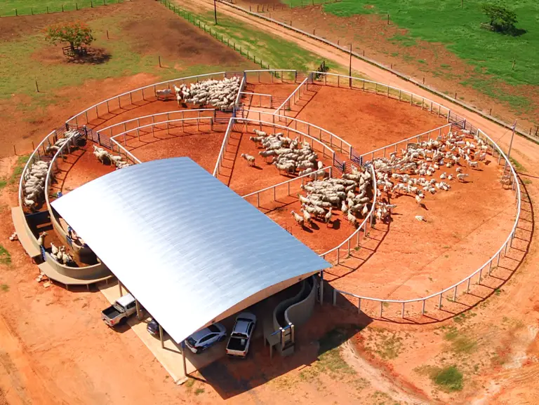 Curral Anti-Stress C98 em concreto pré-moldado protendido e autoadensável da Currais Itabira.
