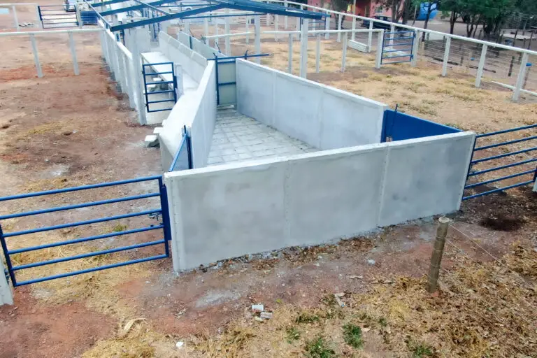 Curral convencional C25-5 em concreto pré-moldado protendido e autoadensável da Currais Itabira.