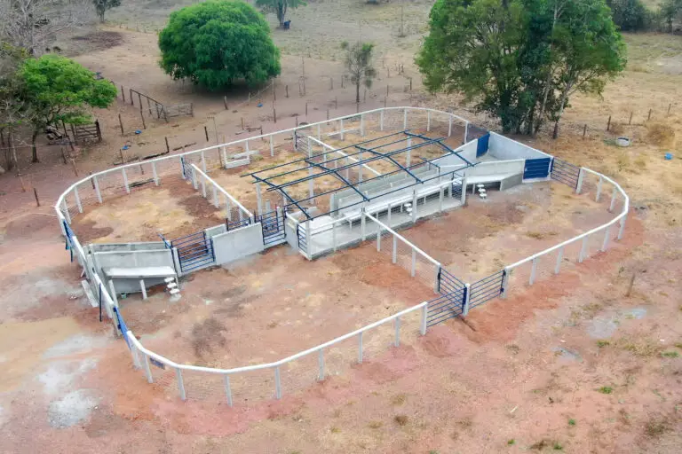 Curral convencional C25-5 em concreto pré-moldado protendido e autoadensável da Currais Itabira.