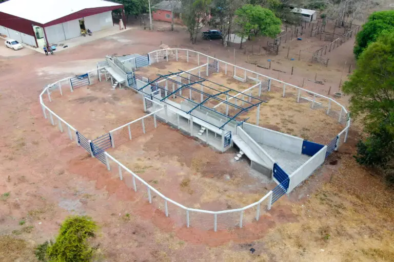 Curral convencional C25-5 em concreto pré-moldado protendido e autoadensável da Currais Itabira.